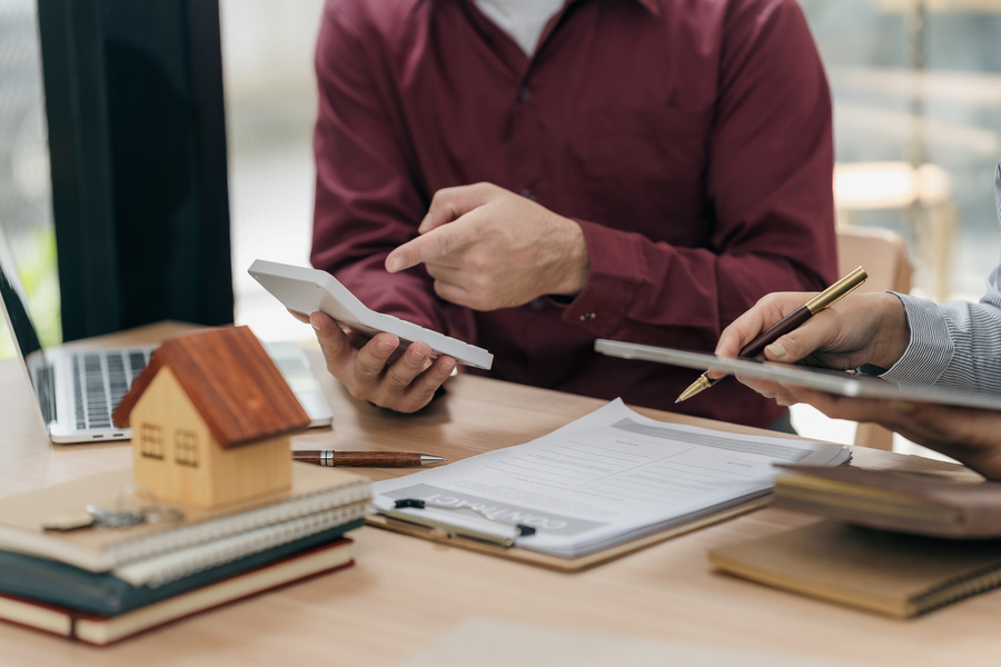 homeowner and insurance agent in discussion for homeowners insurance